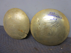 lot 812 image: 1937 OLDSMOBILE HUBCAPS