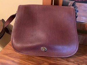 lot 9 image: Vintage Leather Coach Handbag