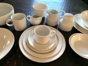 lot 17 image: Set of White Dishes