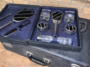 lot 87 image: Super Fun Vintage Ladies Suitcase with Inside Vanity Case (1930s)