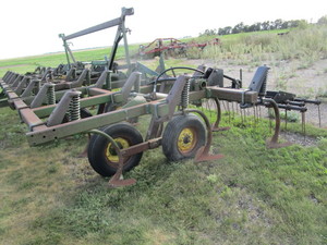 John Deer 1610 35 Chisel Plow wSummers 3 Bar Harrow