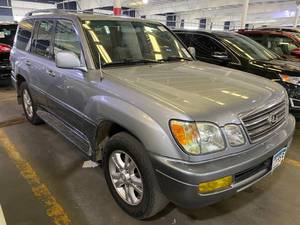 lot 25 image: 2004 Lexus LX470 4x4