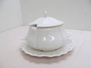 lot 3 image: Platter, serving dish