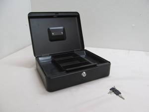 lot 12 image: Cash box