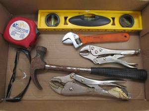 lot 16 image: Assortment of tools