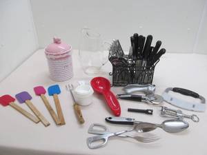 lot 54 image: Large assortment of kitchen ware