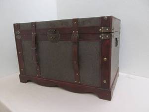 lot 61 image: Storage chest