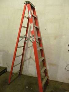 lot 68 image: Fiberglass step ladder