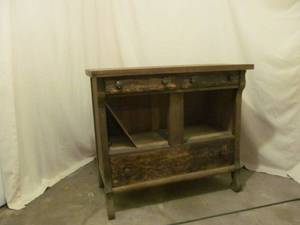lot 90 image: Antique dresser