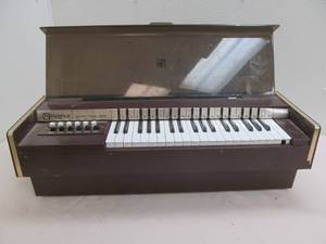 lot 124 image: Electric organ