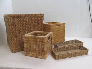 lot 129 image: Wicker containers