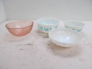 lot 261 image: Assortment of bowls