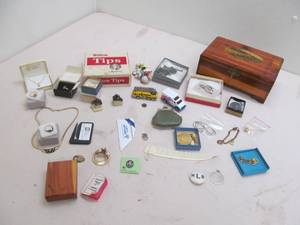 lot 275 image: Vintage coin purse, costume jewelry