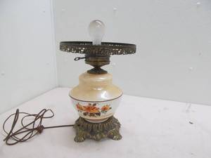 lot 184 image: Vintage table lamp