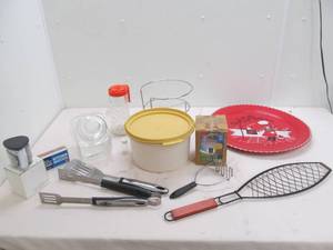lot 282 image: Group of kitchenware