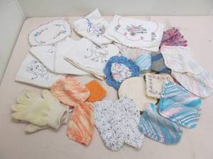 lot 287 image: Group of embroidered dish towels, table runners, pot holders