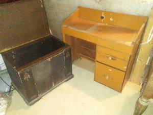 lot 157 image: Vintage Child Desk & Toy Box
