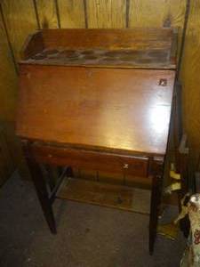 lot 182 image: Vtg writing Desk.