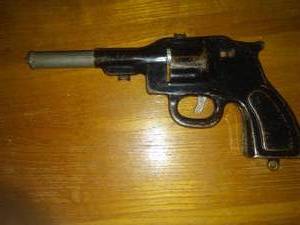 lot 521 image: Tin metal Pistol - very good condition