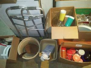 lot 538 image: Large Lot of thermos and more.