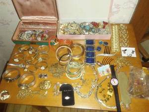 lot 558 image: Jewelry, Watches, spoons, Buttons.