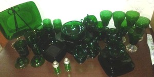 lot 560 image: Green Glass - Nice Lot.