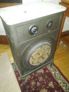 lot 595 image: Atwater Electric Radio Vintage