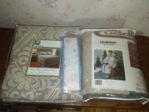 lot 141 image: NEW Cuddle Wrap and Bedspread