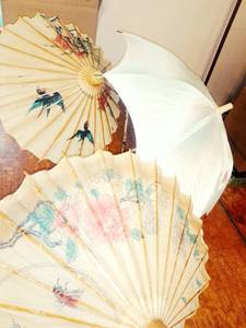 lot 31 image: Umbrellas (4) Rice Paper (3) Parasols