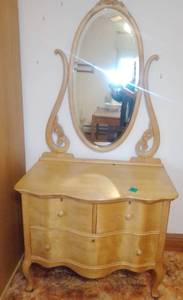 lot 30 image: 3 Drawer Vtg Dressing table and Mirror. Stunning