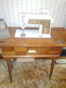 lot 32 image: Singer Sewing machine with Cabinet