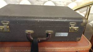 lot 70 image: Hardcase Vintage luggage (2) with Vintage Linens.