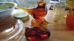 lot 107 image: Mid- century modern Viking hand blown birds (2 pcs) and more.