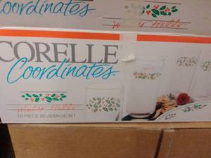 lot 132 image: Christmas Glasses, Corelle. 20 glasses called Winter Holly