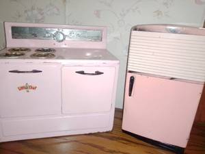 lot 100 image: Little Chef Fridge and Stove Play Set