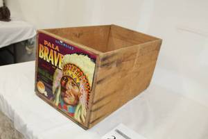 lot 229 image: Sunkist Valencias Pala Brave Wooden Crate  Art Dcor