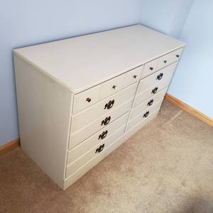 lot 19 image: Contemporary Ethan Allan Six Drawer Dresser