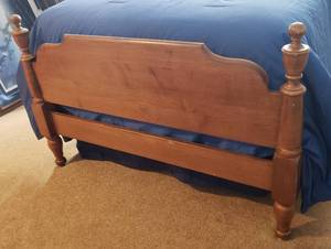 lot 26 image: Traditional Oak Twin Bed