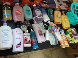 lot 168 image: Johnsons Baby Moisture Wash, Bubbl...