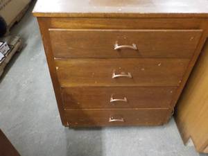lot 183 image: 4 Drawer Wood Dresser 28 x 14 x 34...