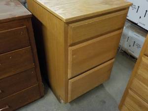 lot 184 image: 3 Drawer Wood Cabinet 21 x 25 x 35...
