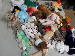 lot 194 image: Beanies...