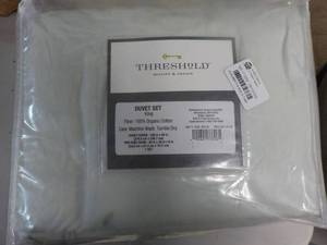 lot 12 image: Threshold King Size Duvet Set...