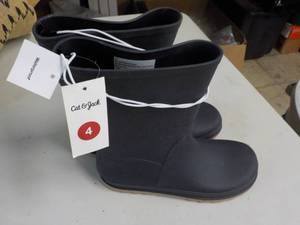 lot 14 image: Cat & Jack Childs size 4 Rubber Boo...