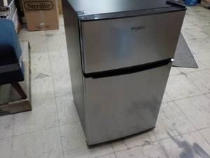 lot 29 image: Whirlpool Refrigerator Model WH31s1...