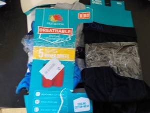 lot 128 image: Fruit of the Loom Boys Size M Boxer...