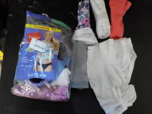 lot 136 image: Womens Size 5...