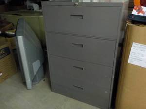 lot 393 image: 4 Drawer Metal Filing Cabinet with ...