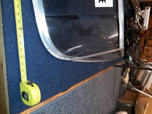 lot 76 image: 1993 Sierra curved glass windshield.