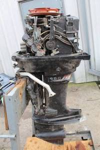 lot 270 image: Mercury 850 Outboard 1977 Tilt Assist